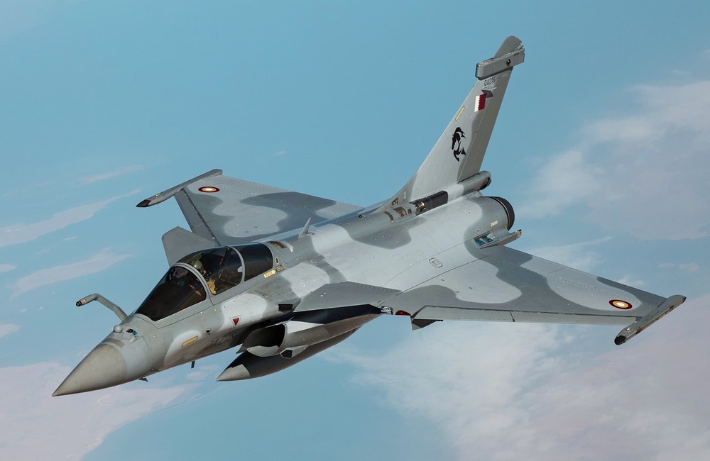Qatar_Emiri_Air_Force_Rafale_fighter_aircraft_flies_above_after_receiving_fuel_from_a_U.S._Air_Force_KC-135