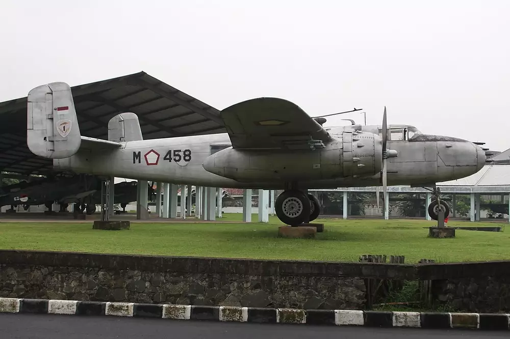 M-458_NA_B-25_Mitchell_Indonesian_Airforce_7168661149_DC4WRv9.jpg