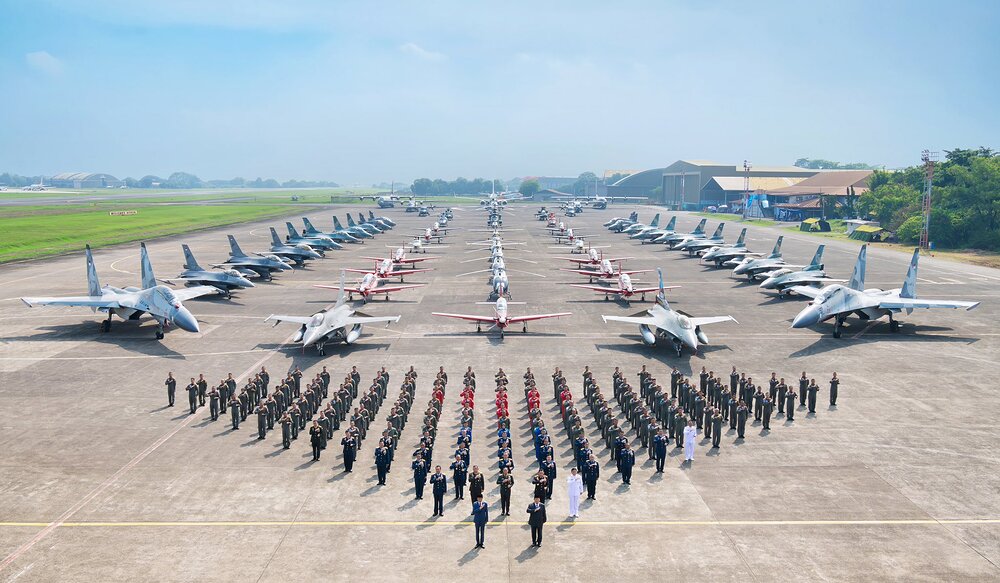 President_Joko_Widodo_and_Defense_Minister_Prabowo_in_a_photo_with_Indonesian_Military_and_Air_Force_officials