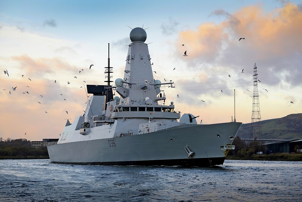 HMS_Defender_Arriving_in_Glasgow_MOD_45156381~2