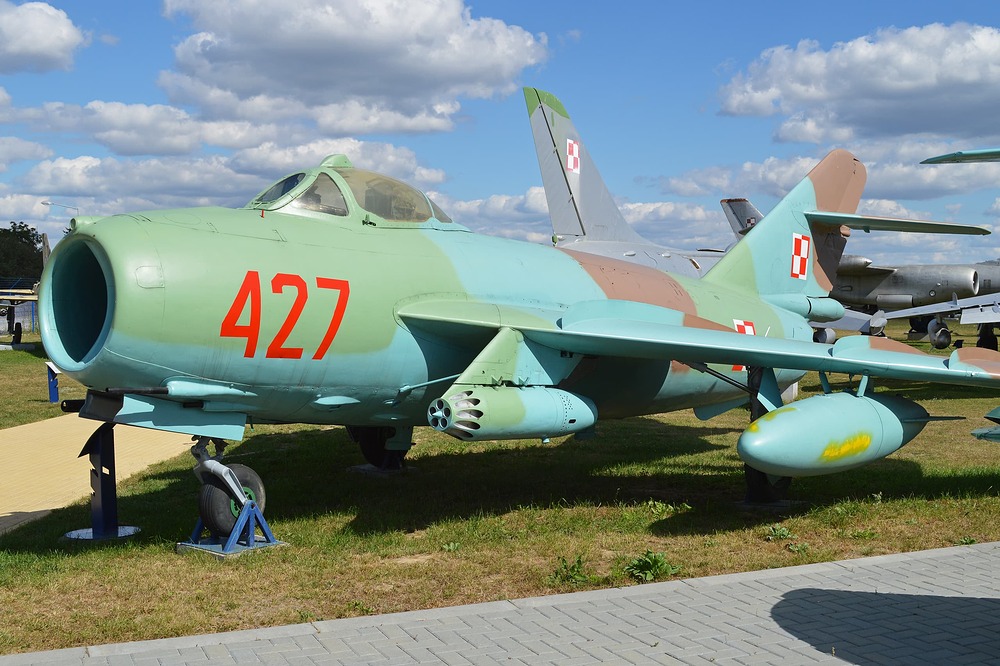 PZL-Mielec_Lim-6bis_'427'_(13291162594)