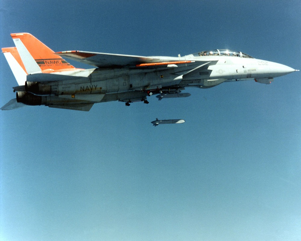 F-14_launching_a_TALD
