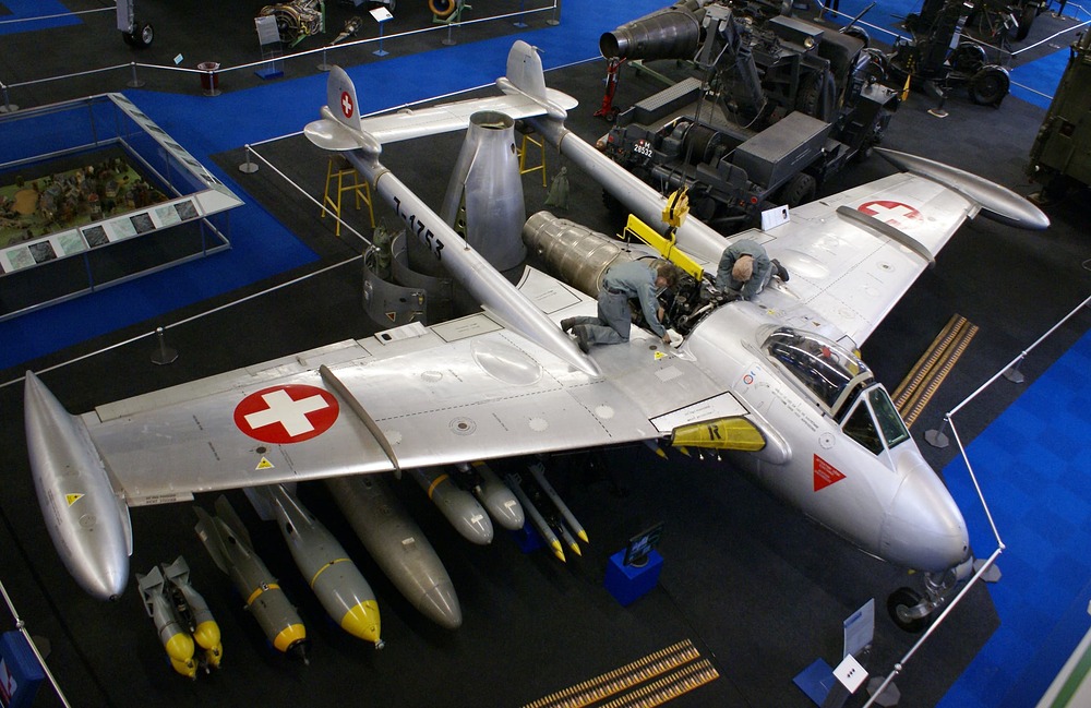 Swiss_Air_Force_De_Havilland_DH-112_Mk_4_Venom_being_serviced