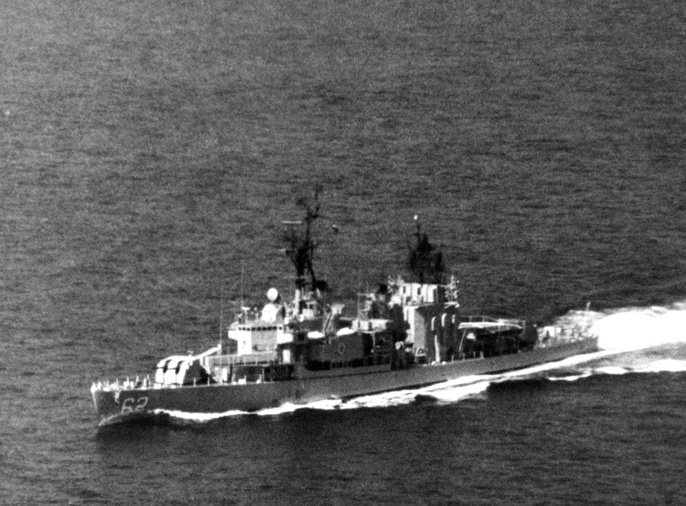 2560px-Iranian_destroyer_Palang_(D62)_underway_in_1987
