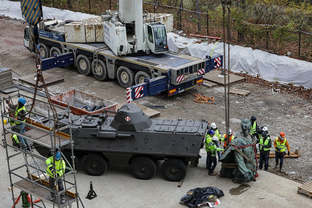 f9030319-2a40-417e-ae76-c7a01756102b