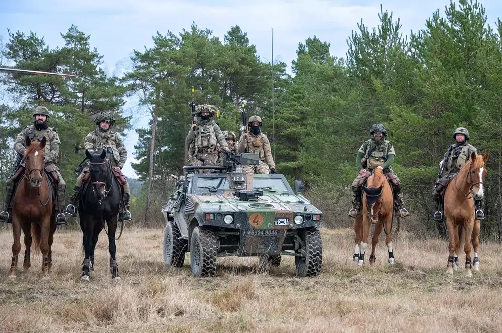 french-panhard-vbl-accompanied-by-four-horses-v0-ub123kyuerdg1