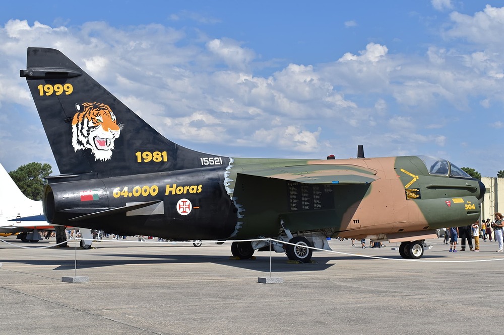 Ling-Temco-Vought_A-7P_Corsair_II_‘15521’_(53713356792)