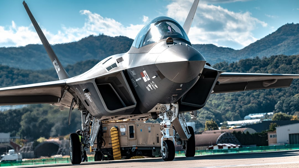 PLUS ULTRA - KF-21 Unit 006 offset side angle front shot