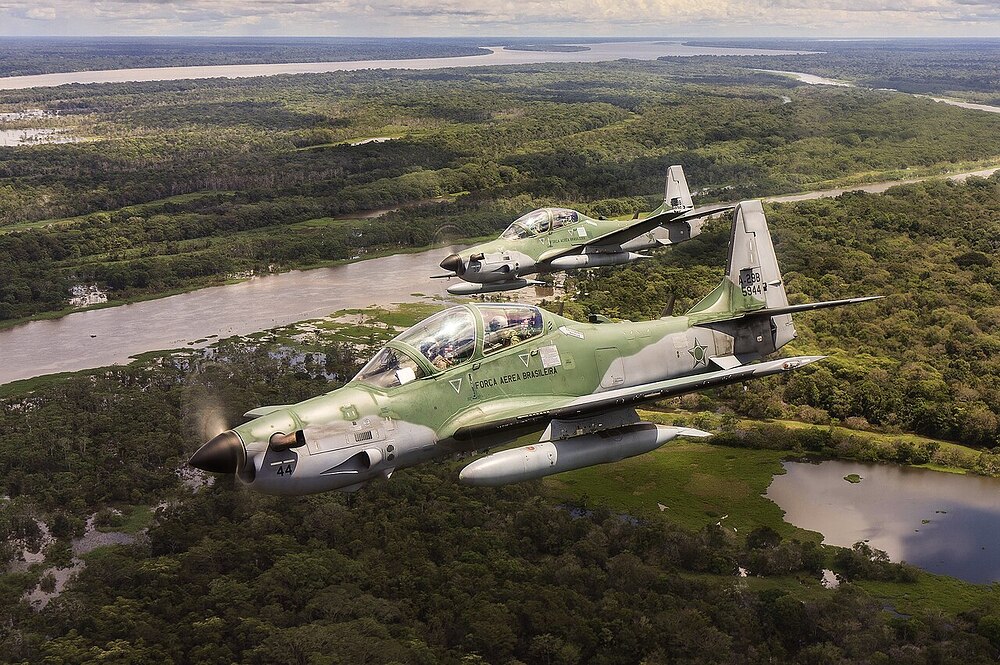 Aeronave_A-29_Super_Tucano_em_voo_sobre_a_Floresta_Amazônica