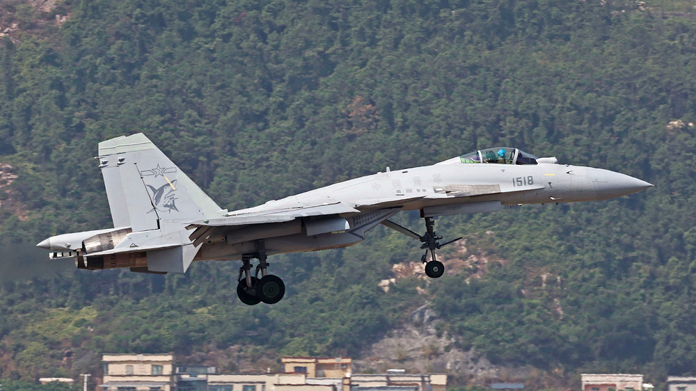 J-15T-ARRIVES-ZHUHAI(1)