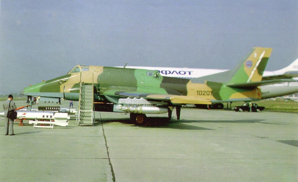1280px-IŁ-102_NTW_3_95_1