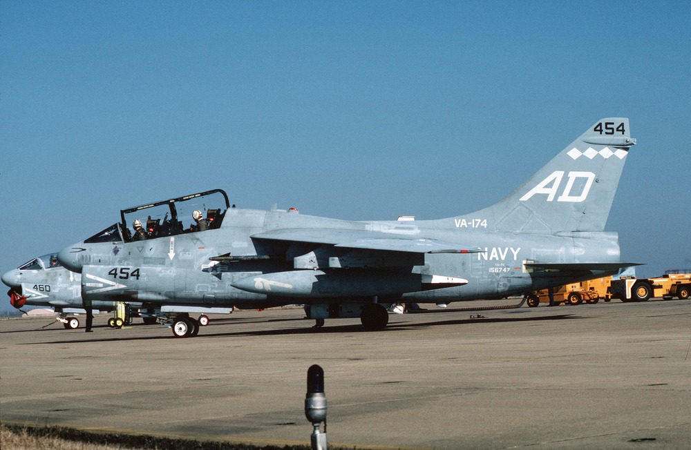 TA-7C_VA-174_Dallas_1988
