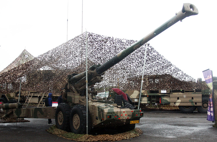 SANDF_Armed_Forces_Day_2017_-South_African_Army_G5_155mm_howitzer(32892350632)
