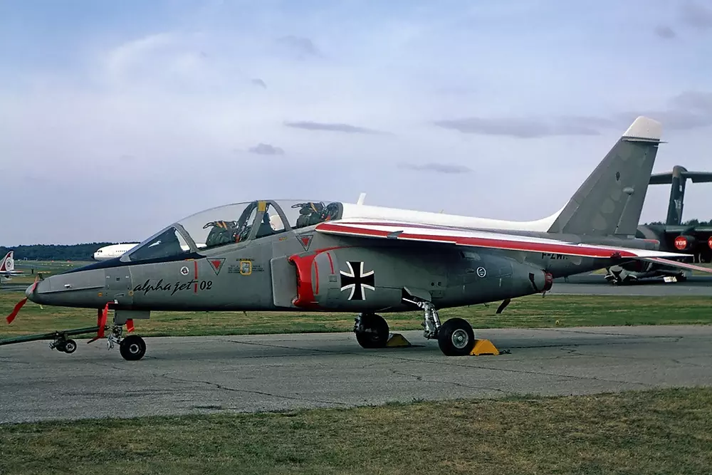 Dassault-Dornier_Alpha_Jet_A_at_1976_Farnborough_Airshow