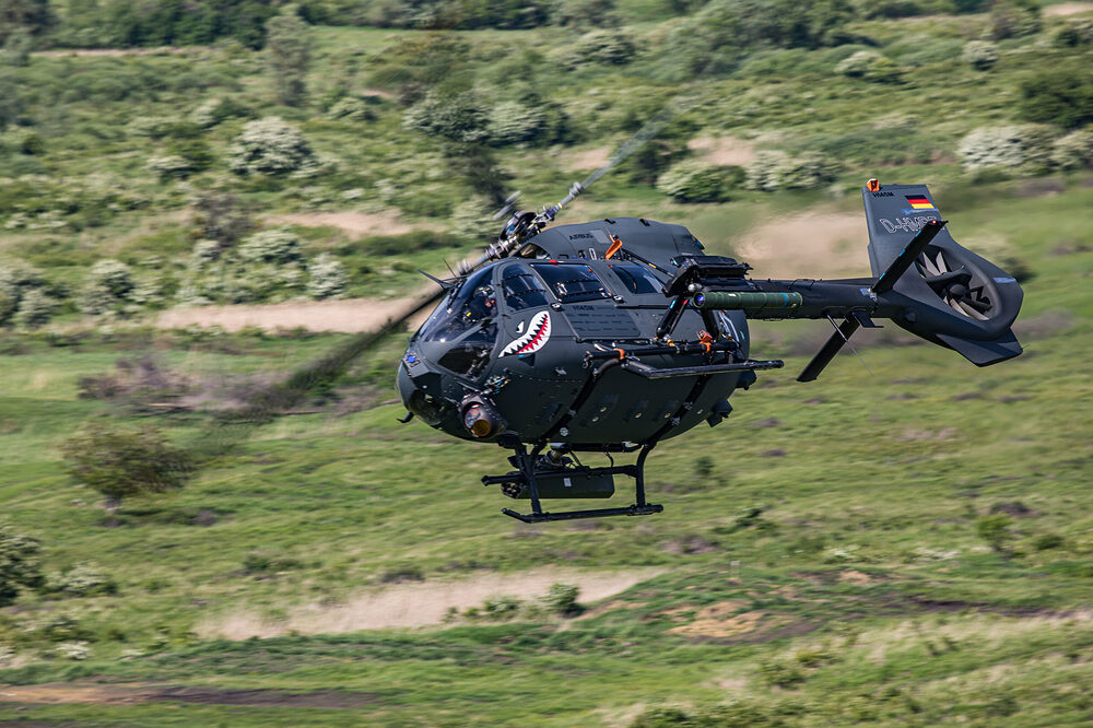 H145M-mit-SPIKE-ER2_Foto_Airbus-Helicopters-Cara-Irina-Wagner-scaled (1)