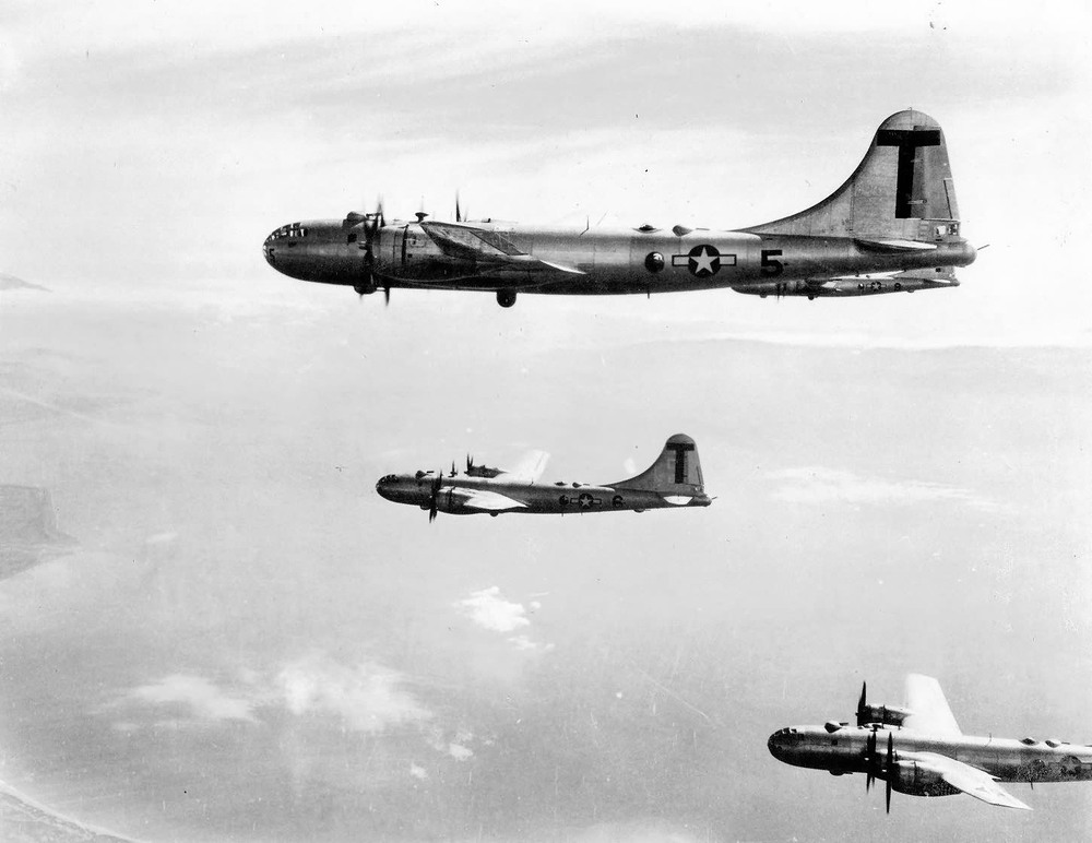 B-29_from_499th_BG_fly_into_Japan