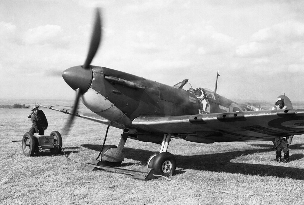 02-1940-Spitfire-MkI-engine-runup-Gravesend