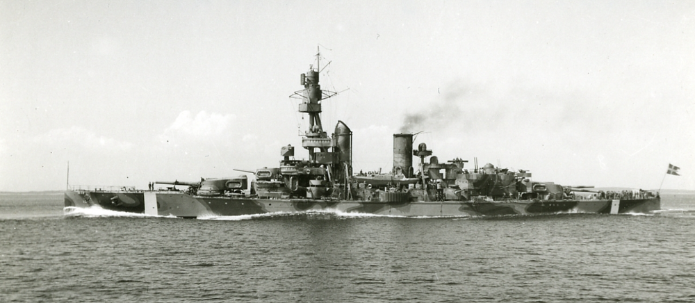 1945. Pansarskeppet HMS Drottning Victoria står på höjden av sin karriär efter väl genomförd neutralitetsvakt - kopia
