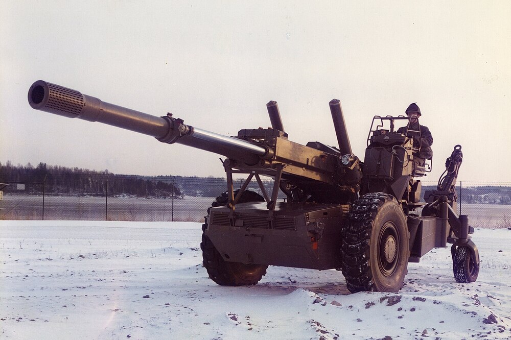 Bofors_Field_Howitzer_77_Artillery_Regiment_of_Småland_(A_6)1978-1982_015(cropped)
