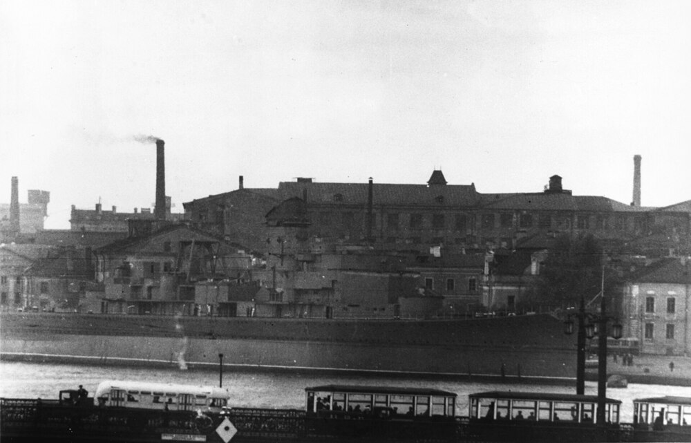 Incomplete_Soviet_cruiser_Tallinn_at_Leningrad_c1949