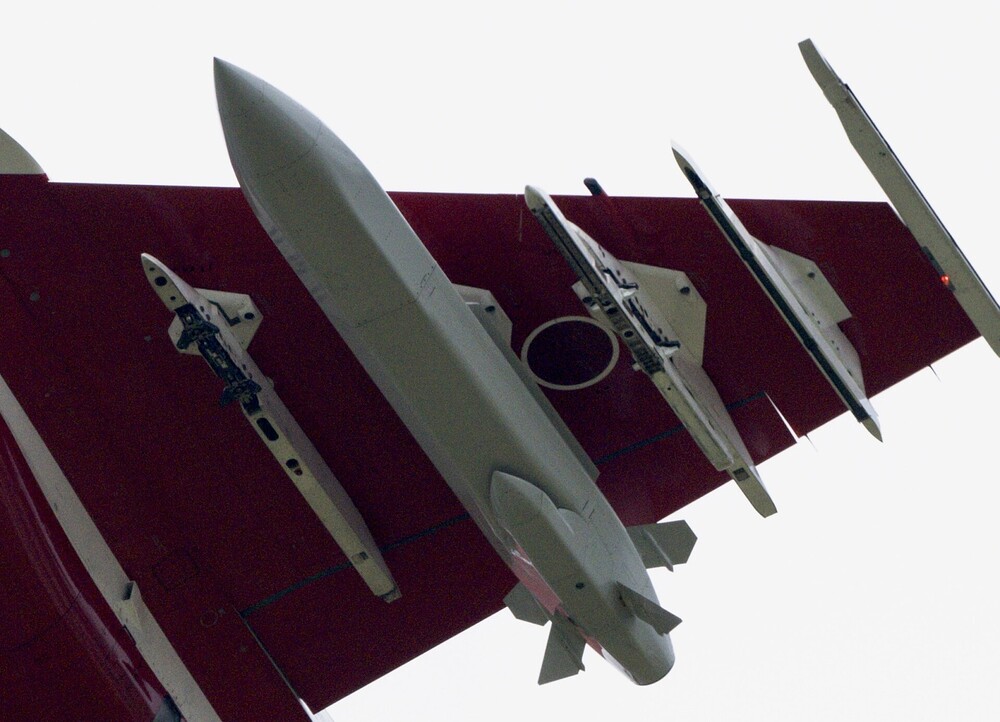 F-2B-z-novoyu-yaponskoyu-krylatoyu-raketoyu-2-1-1-1