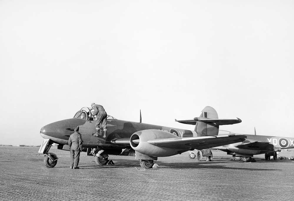 Gloster_Meteor_Mk_Is_of_No._616_Squadron_RAF_at_Manston,_Kent,_4_January_1945._CL2925
