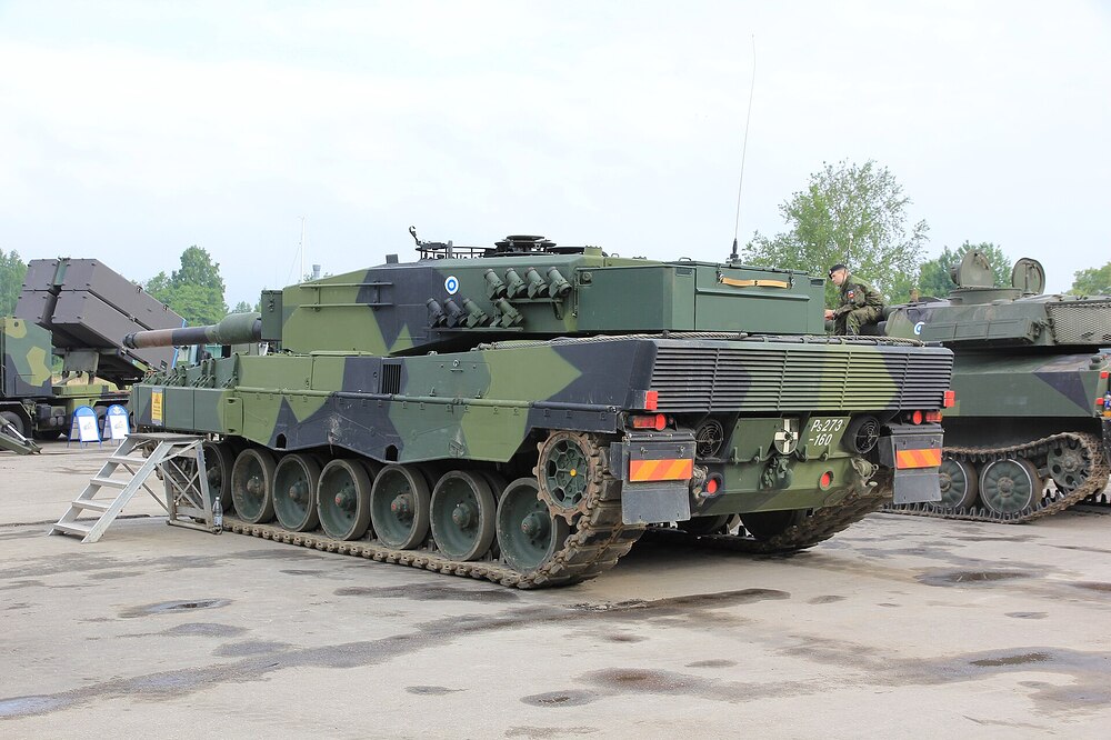 Leopard_2A4_Lippujuhlanpäivä_2013_2