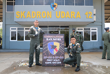 24.-Dua-Penerbang-Skadron-Udara-12-Sukses-Terbang-Solo-24