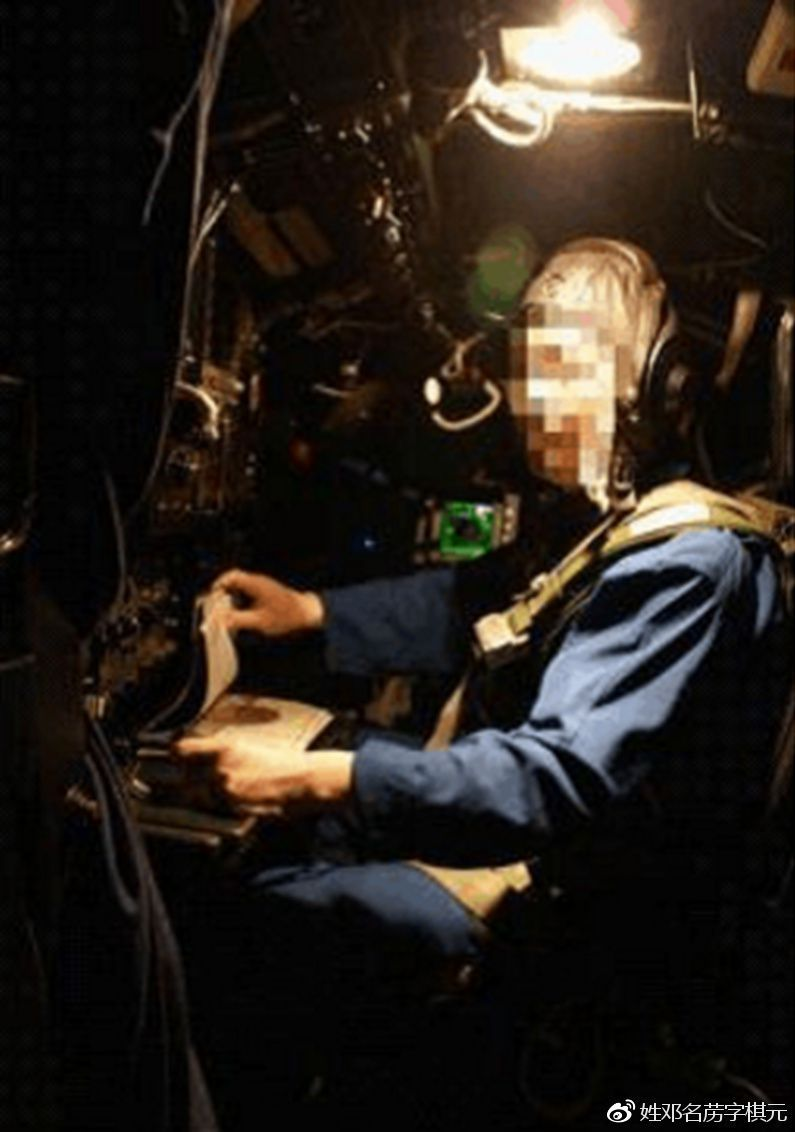 The screen in the cockpit of the H-6H used to control the YJ-63 (the green display on the right side of the weapon operator)