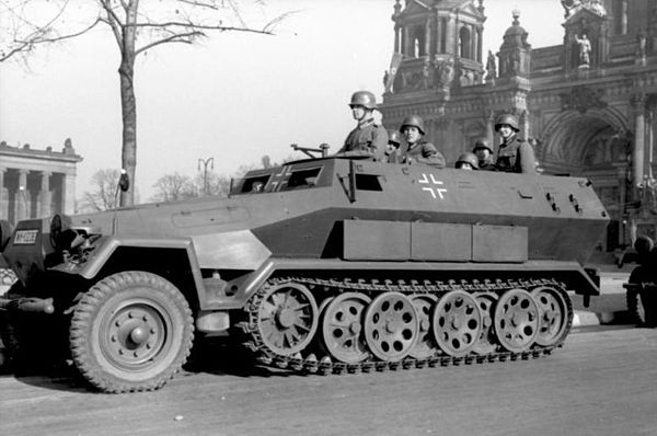 600px-Bundesarchiv_Bild_101I-801-0664-37,_Berlin,_Unter_den_Linden,_Schützenpanzer