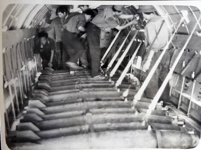 vietnamese-an-26-converted-into-a-bomber-v0-2xyrzxewl7ge1