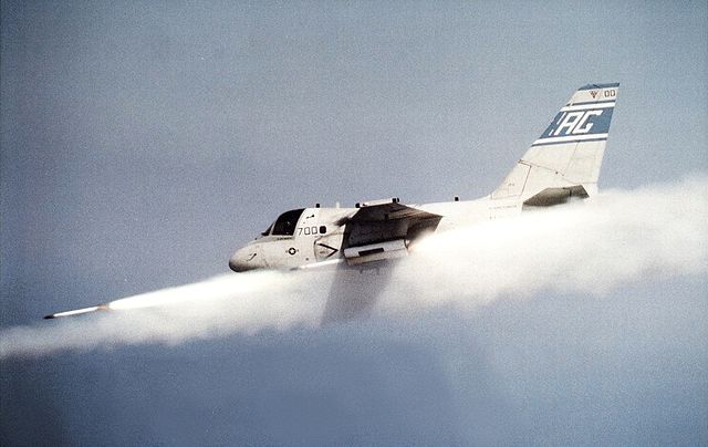 S-3B_Viking_of_VS-31_firing_Zuni_rockets_1994