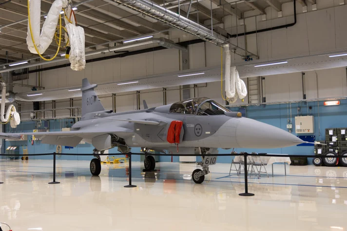 jas-gripen-e-i-hangaren