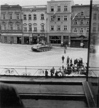 bergepanther-d-with-3-7cm-flak-picture-taken-in-a-village-v0-usyvx8357z091