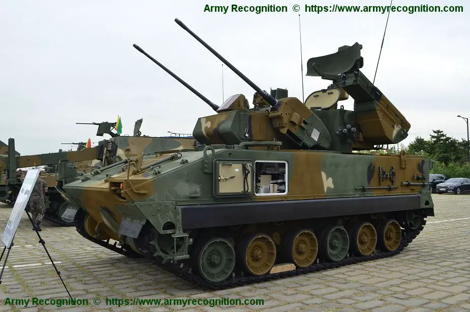 Upgraded_Biho_30mm-missiles_air_defense_armored_vehicle_in_service_with_ROK_army_925_001