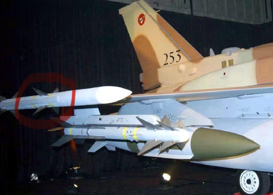 F16i_soufa_4