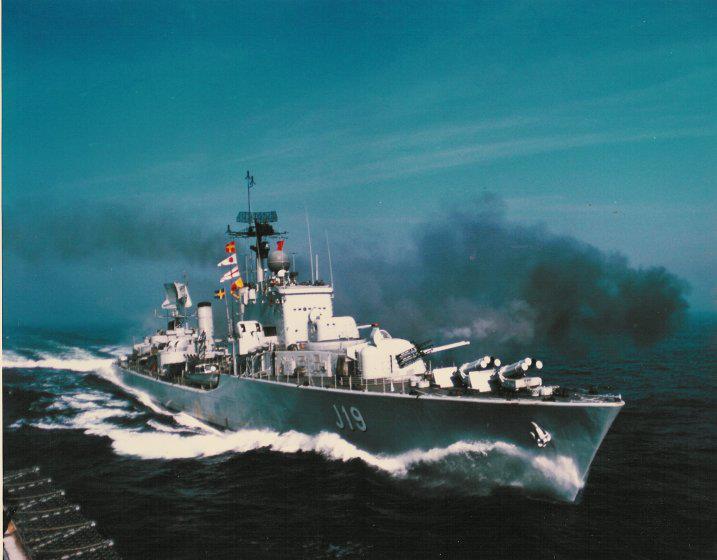 1978. Jagaren HMS Småland genomför uppvisningsskjutning för sovjetiske amiralen Sergeij Gorschkov