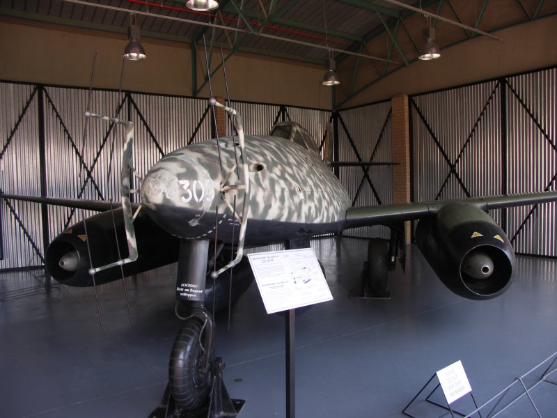 Messerschmitt_Me_262B-1a_Red8