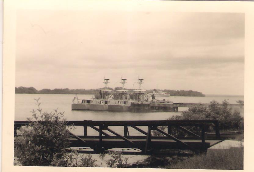 3 vedettes Dender Ourthe  Rupel  Endroit Ponton base navale de Banana  entre 1956