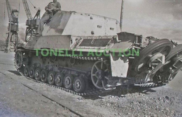 Rheinmetall 10,5cm Selbstfahrlafette auf Geschuetzwagen III_IV Heuschrecke