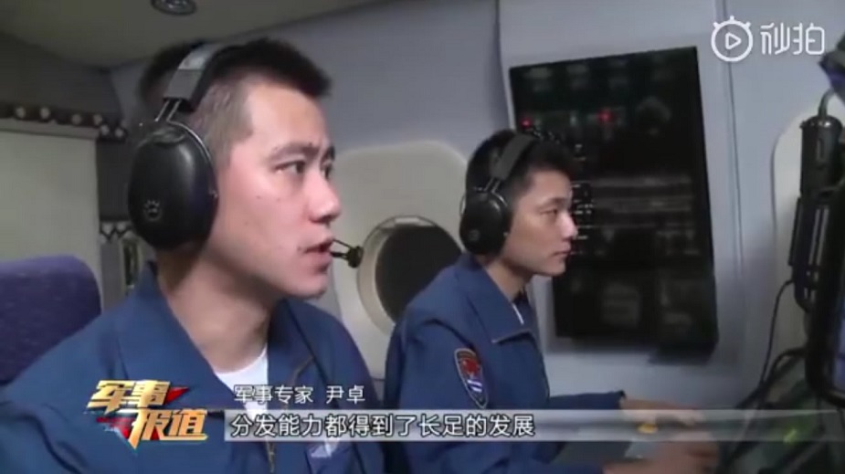 两名操作员（垂直于机身）