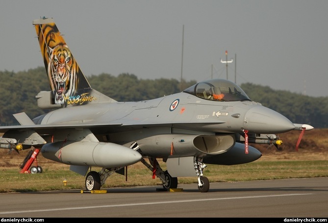 lockheed-martin-f-16c-norwegian-tiger-2