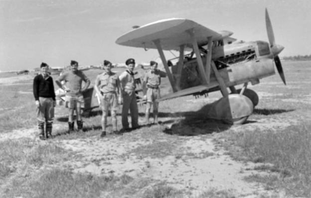 Fiat_CR32_with_RAAF_officers_at_Benghazi_1941