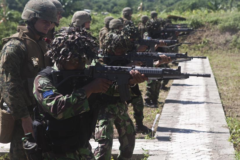 Indonesian_Marines_and_rifles_Pindad_SS1