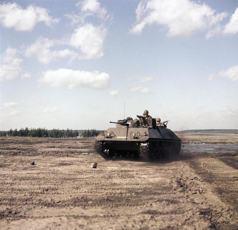 Bundesarchiv_B_145_Bild-F027418-0006,_Schützenpanzer_HS-30