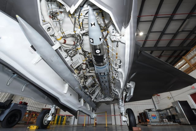 aim-424-lraam-us-navy-new-air-to-air-missile-onboard-f-35c-v0-vmp2cp8dv0lh1