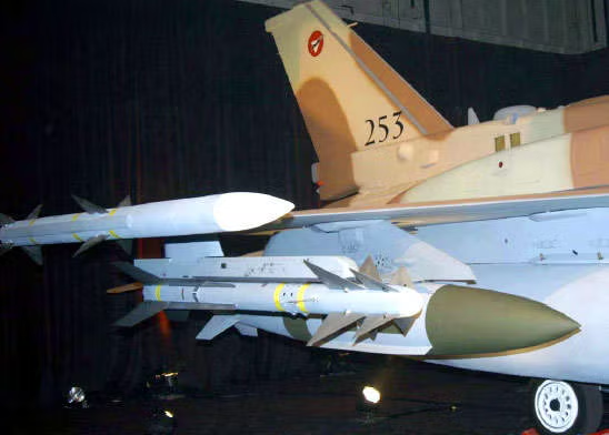 F16i_soufa_4