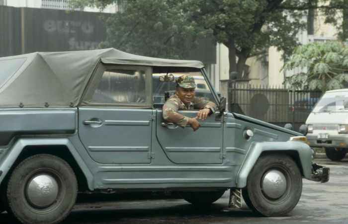 COLLECTIE_TROPENMUSEUM_Militair_in_auto_TMnr_20018362
