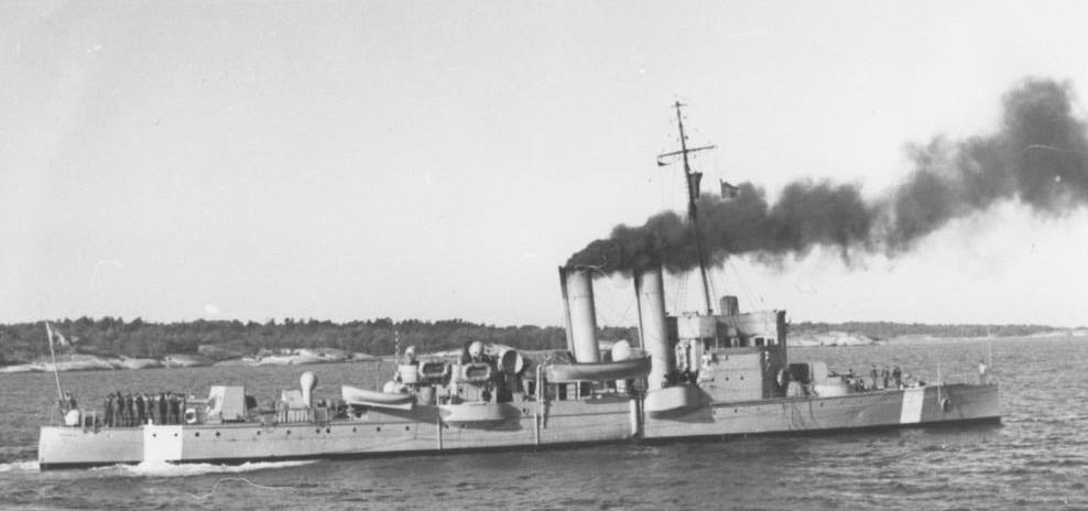 1941. Torpedkryssaren HMS Jacob Bagge till sjöss efter omklassning från flygdepåfartyg till skolfartyg för kadetter