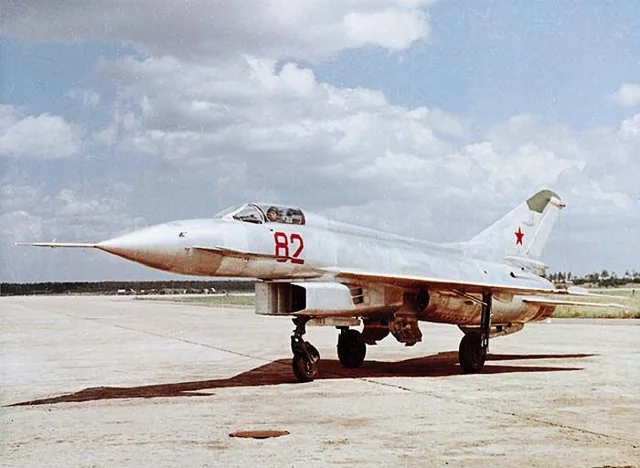 ye-8-prototype-1962-a-mig-21-outfitted-with-canards-and-v0-hcd7fiffl7be1